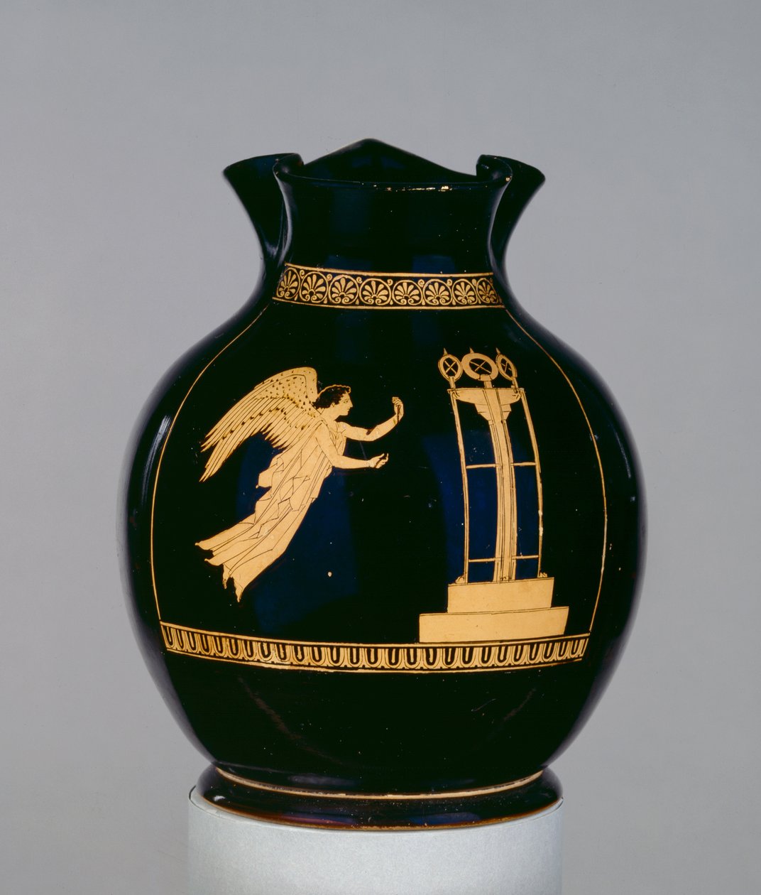 Attic rödfigur oinochoe dekorerad med scenen av en bevingad Nike som flyger med ett band mot ett stativ, nära Calliope Painter, från Nola, c.430 f.Kr. (keramik) av Greek
