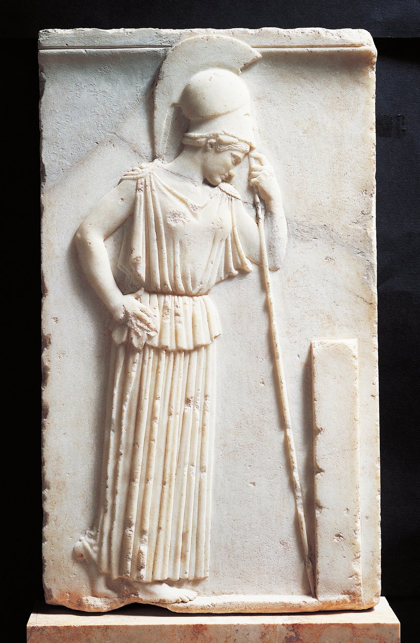 Basrelief som visar sörjande Athena stående framför en stele av Greek