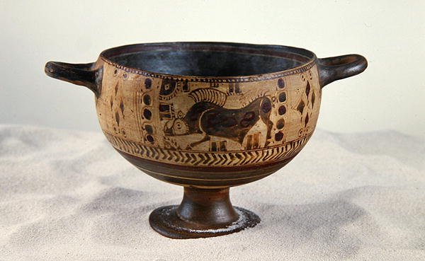 Kotyle med svart figur, ca 600-500 f.Kr. (keramik) (se även 307544 och 307545) av Greek