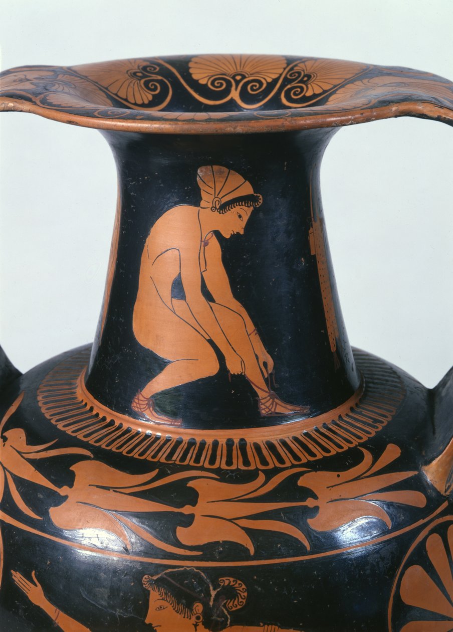 Hukande kvinna som knyter sin sandal, detalj från halsen på en attisk röd-figur amfora, gjord av Pamphaios och målad av Oltos, c.510-500 f.Kr. (keramik) av Greek