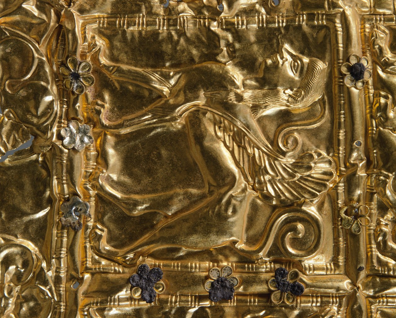 Detalj av en folie med präglad dekor från Delphi (guld) av Greek
