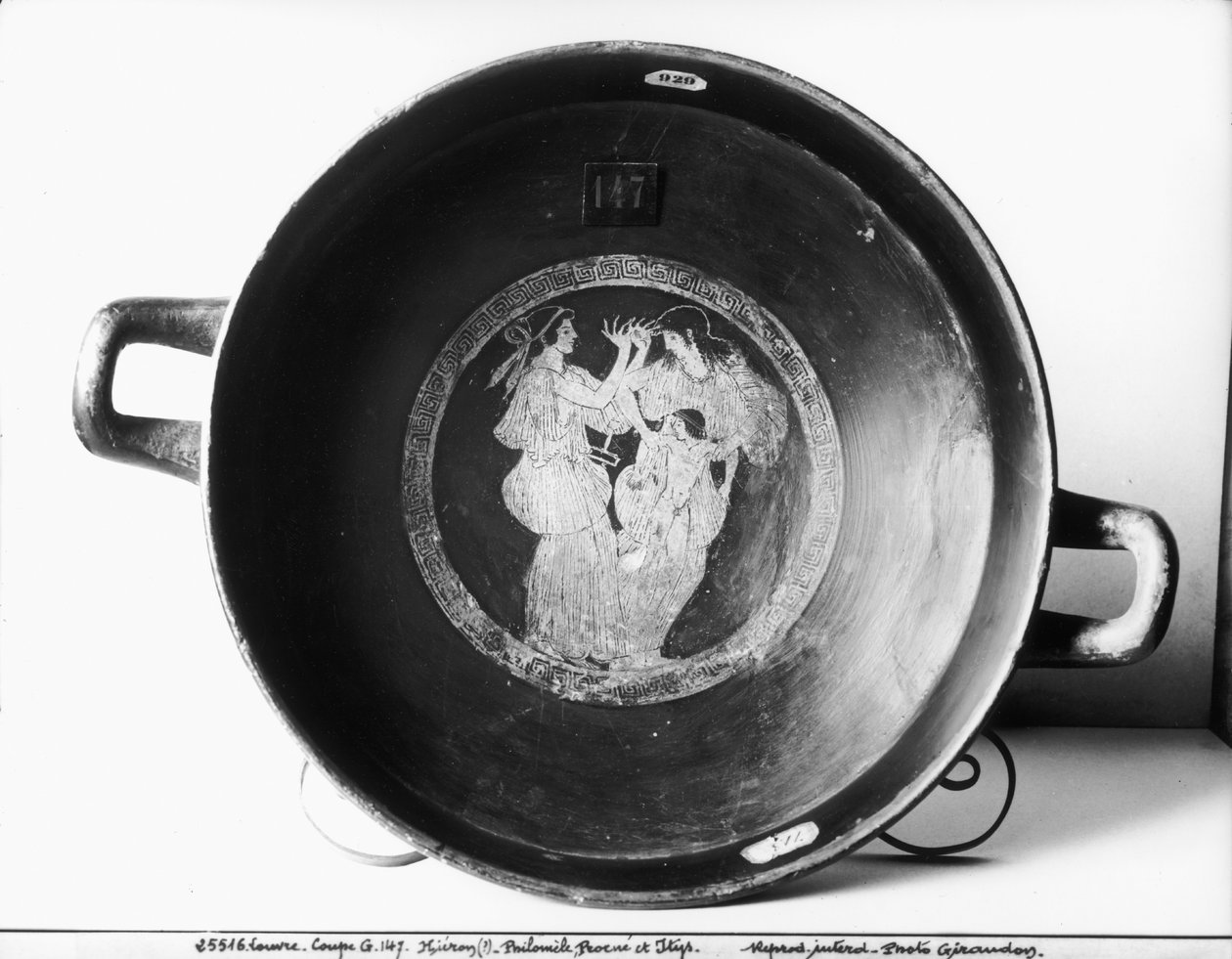 Detalj av vindens rödfigur kylix föreställande Philomela, Procne och Itys keramik bw foto av Greek