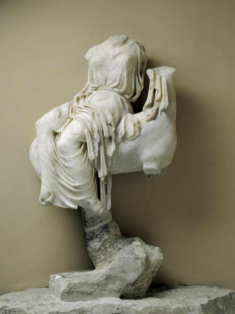 Kvinnlig staty draperad som ett votivoffer, från Sorrento av Greek