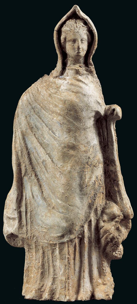 Statyett av en kvinna som bär en chiton och en himation som täcker hennes huvud, möjligen från Myrina, Mindre Asien, 250-200 f.Kr. (lera) av Greek