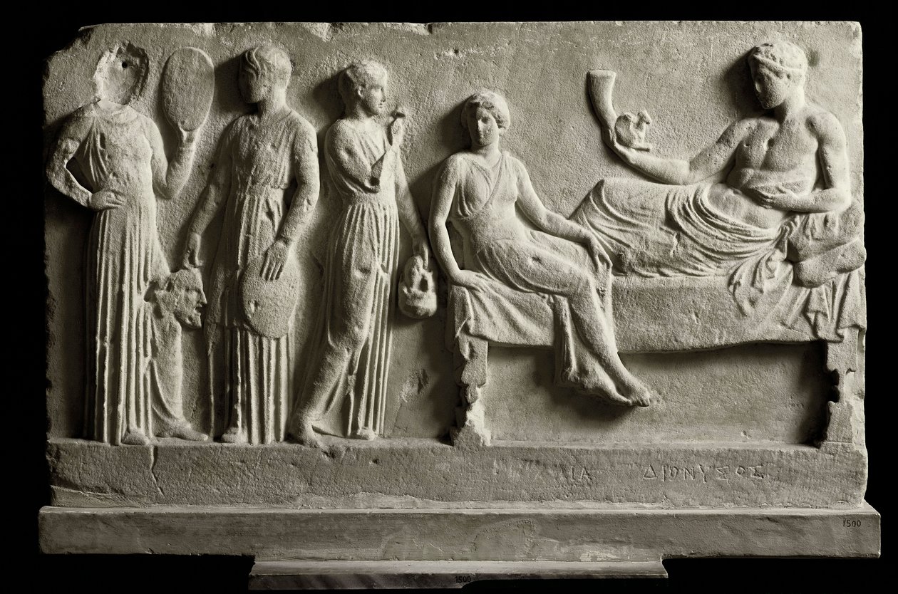 Grekisk konst: låg votiv marmorrelief tillägnad Dionysos Bacchus av komiker, Den representerar "The Bacchantes"" av Euripides - 410 f.Kr. - Aten, nationellt arkeologiskt museum - Bacchae (från Euripides tragedin (480¿406 f.Kr.) - Marmor votiv relief dedic av Greek