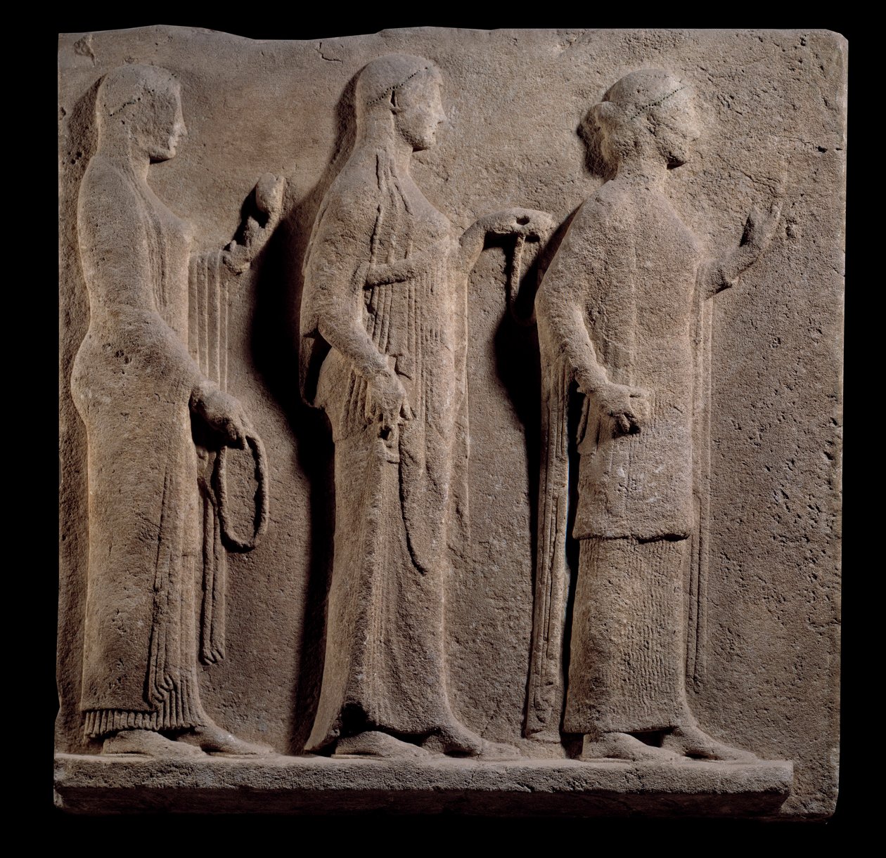 Grekisk konst: plakett över Teorernas passage: ansikte som representerar nåderna. Låg marmorrelief från ön Thasos i Grekland. 480 f.Kr. Paris, Louvren av Greek