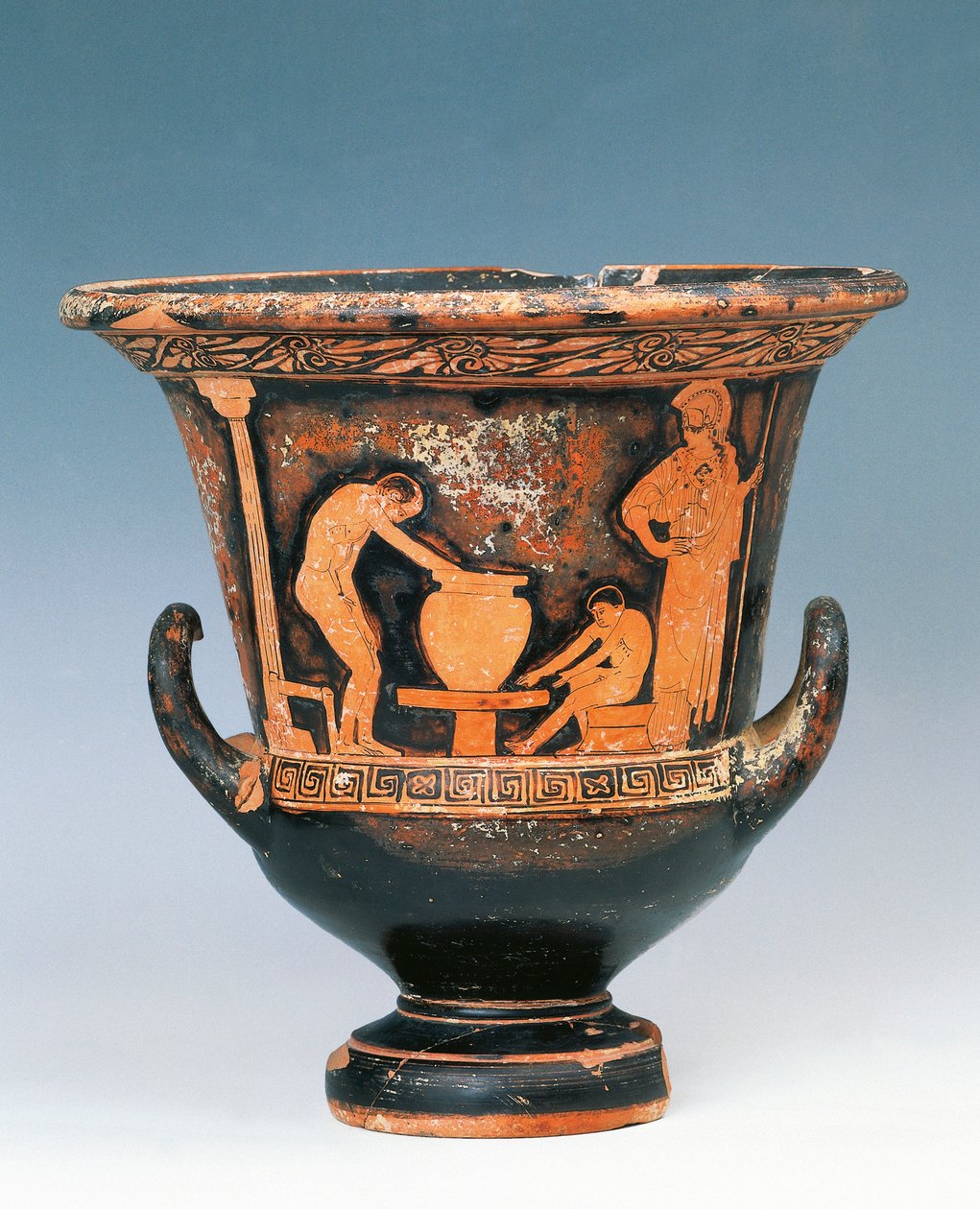 Krater som visar scen av keramiker på jobbet under Athenas blick, rödfigurkeramik från Sicilien, Italien, Magna Graecia, 500-talet f.Kr. (röd keramik) av Greek
