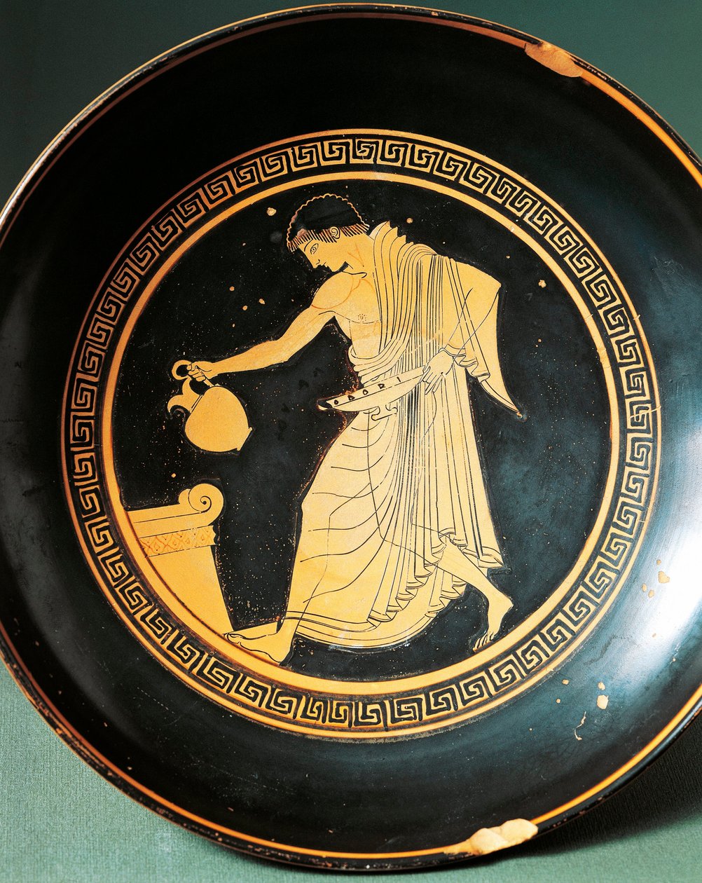 Kylix av Douris föreställer ungdom nära ett altare, 600-talet f.Kr. (keramik) av Greek
