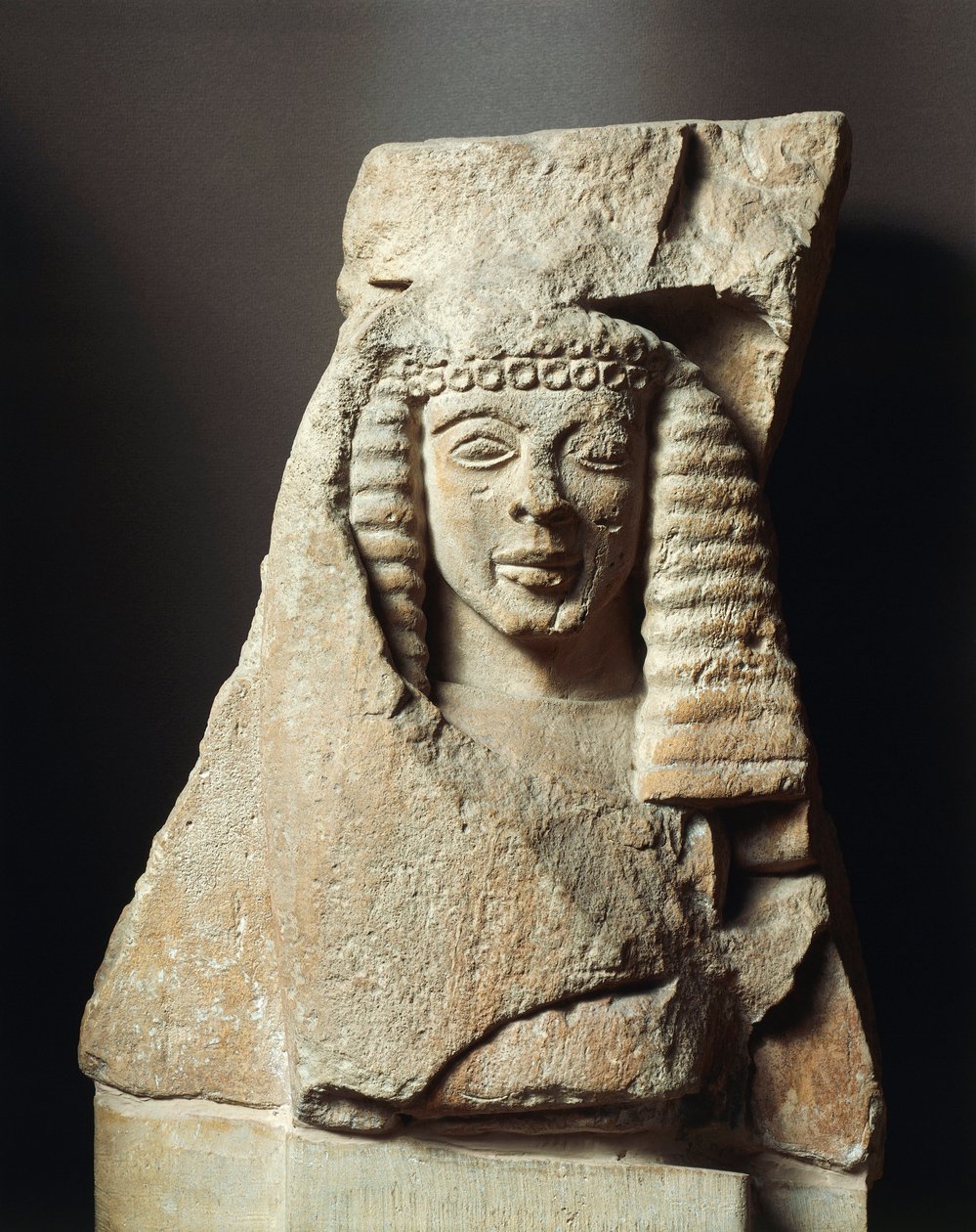 Metopfragment med kvinnlig figur, från Mykene, Grekland, 700-talet f.Kr. (kalksten) av Greek