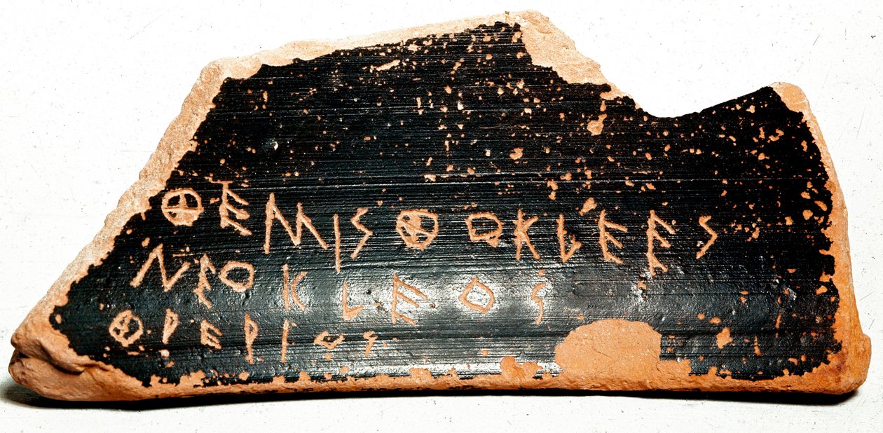 Ostrakon (eller ostracon) (plural: ostraca eller ostraka), keramikskärvor som fungerar som valsedlar under utfrysningsförfaranden i antikens Grekland. 480 f.Kr. Aten. Agora museum. av Greek