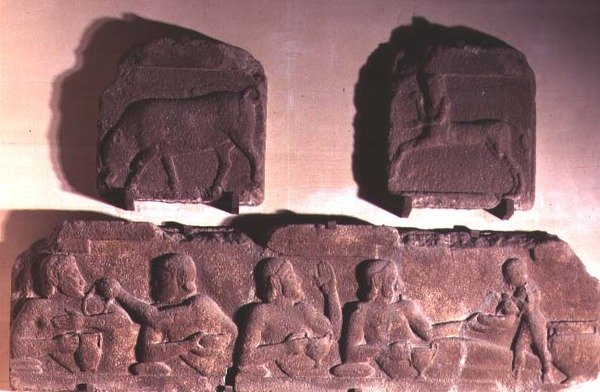 Två metoper som föreställer en kentaur och en galt och en fris som visar Herakles festande, från Athenatemplet i Assos (Mysia) c.540-520 f.Kr. (andesitisk sten) av Greek