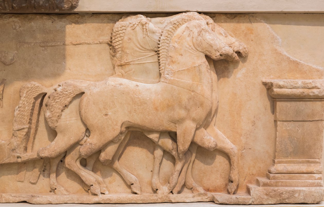 Fyra hästar (quadriga) som drar en vagn från sydfrisen i Siphnians skattkammare, konstruerad c.530-480 f.Kr. (marmor) av Greek