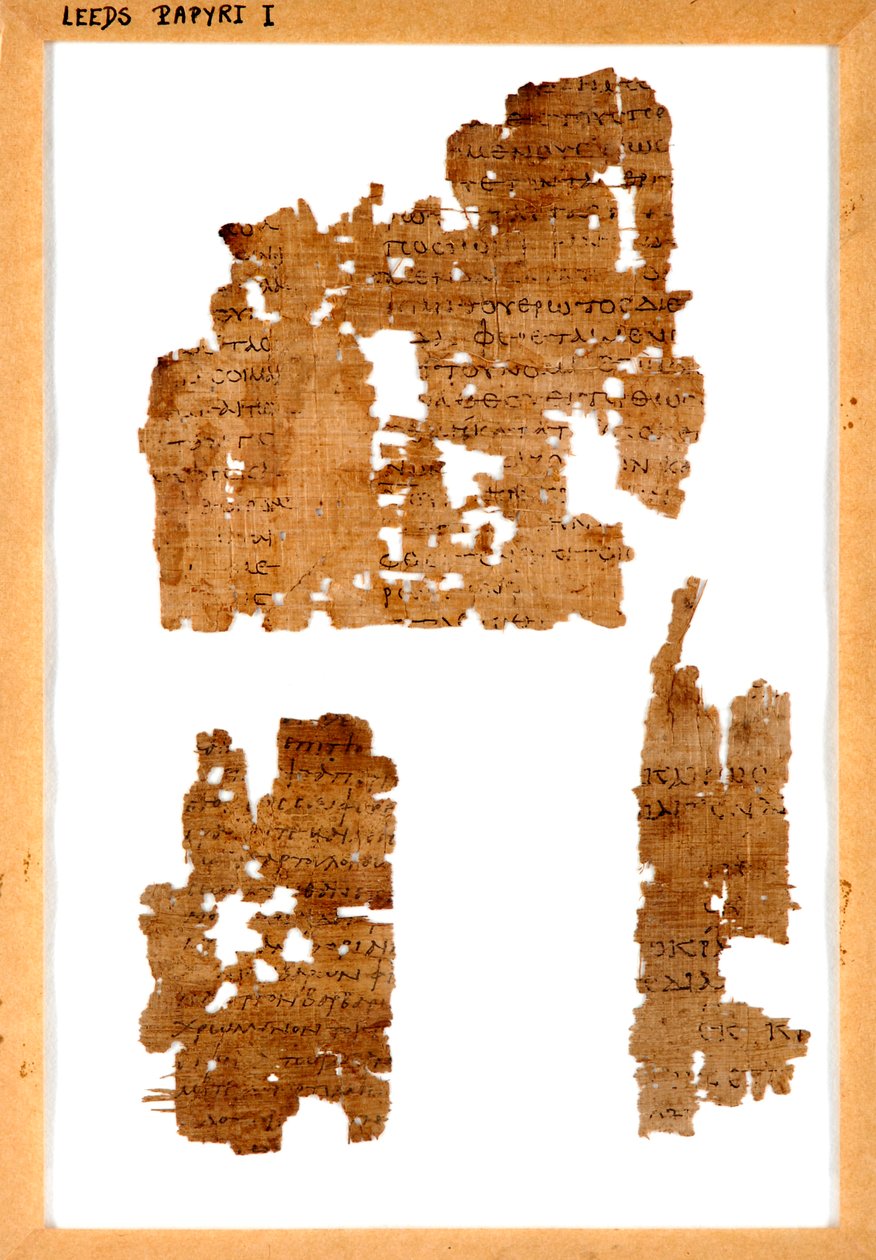 Tre fragment av obesläktad papyrus monterade i en ram av Greek