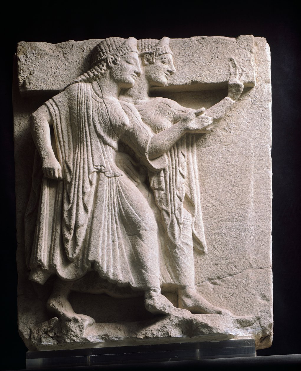 Metop som skildrar dansare, relief av forntida synonymordbok, Kampanien, Italien 500-talet f.Kr. (sandsten) av Greek School