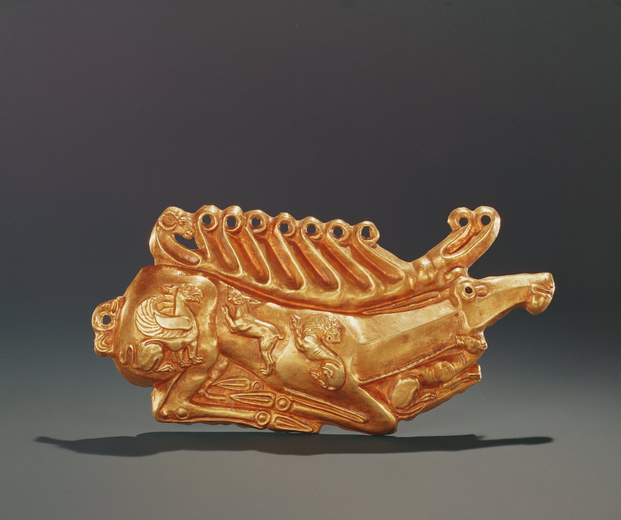 Liggande hjort, dekorerad på kroppen med figurer av bevingad griffin, hare, lejon, hund och baggars huvud (guld) av Greek School