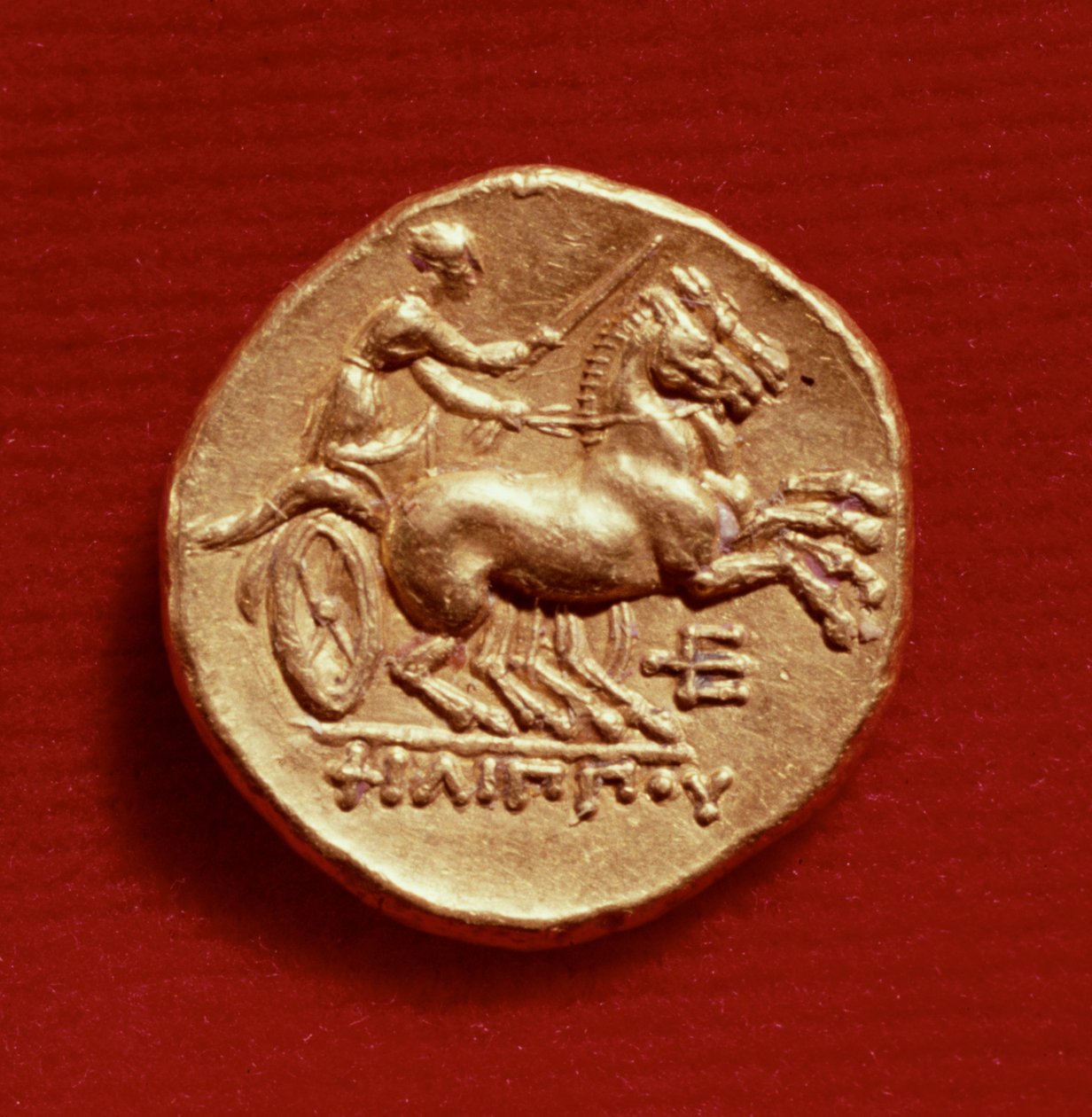 Baksidan av en stater av Filip II (382-336 f.Kr.) av Makedonien föreställande en vagnförare, 356-336 f.Kr. (guld) av Greek School