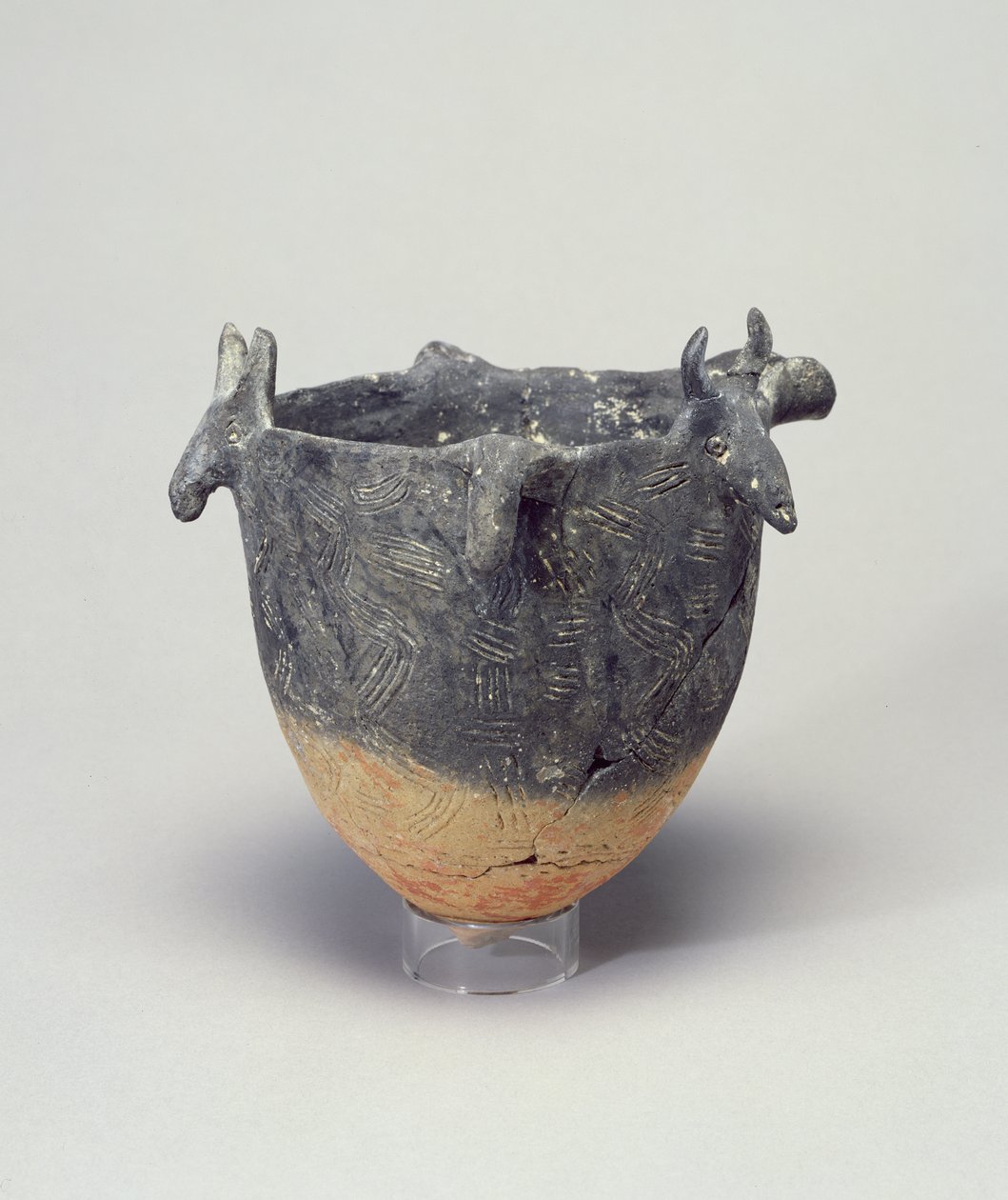Tulpan-skål, med tjurhuvuden, Cypern, 2400-2200 f.Kr. (lera) av Greek School