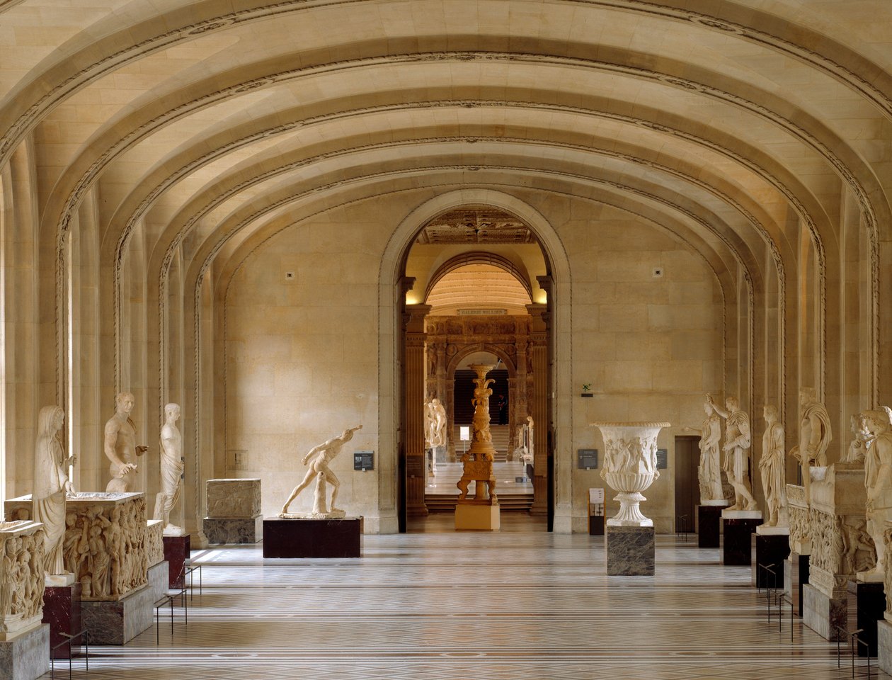 Utsikt över Daru-rummet på Louvren: bitar av grekisk och romersk antikvitet från Borghese-samlingen. Paris av Greek or Roman