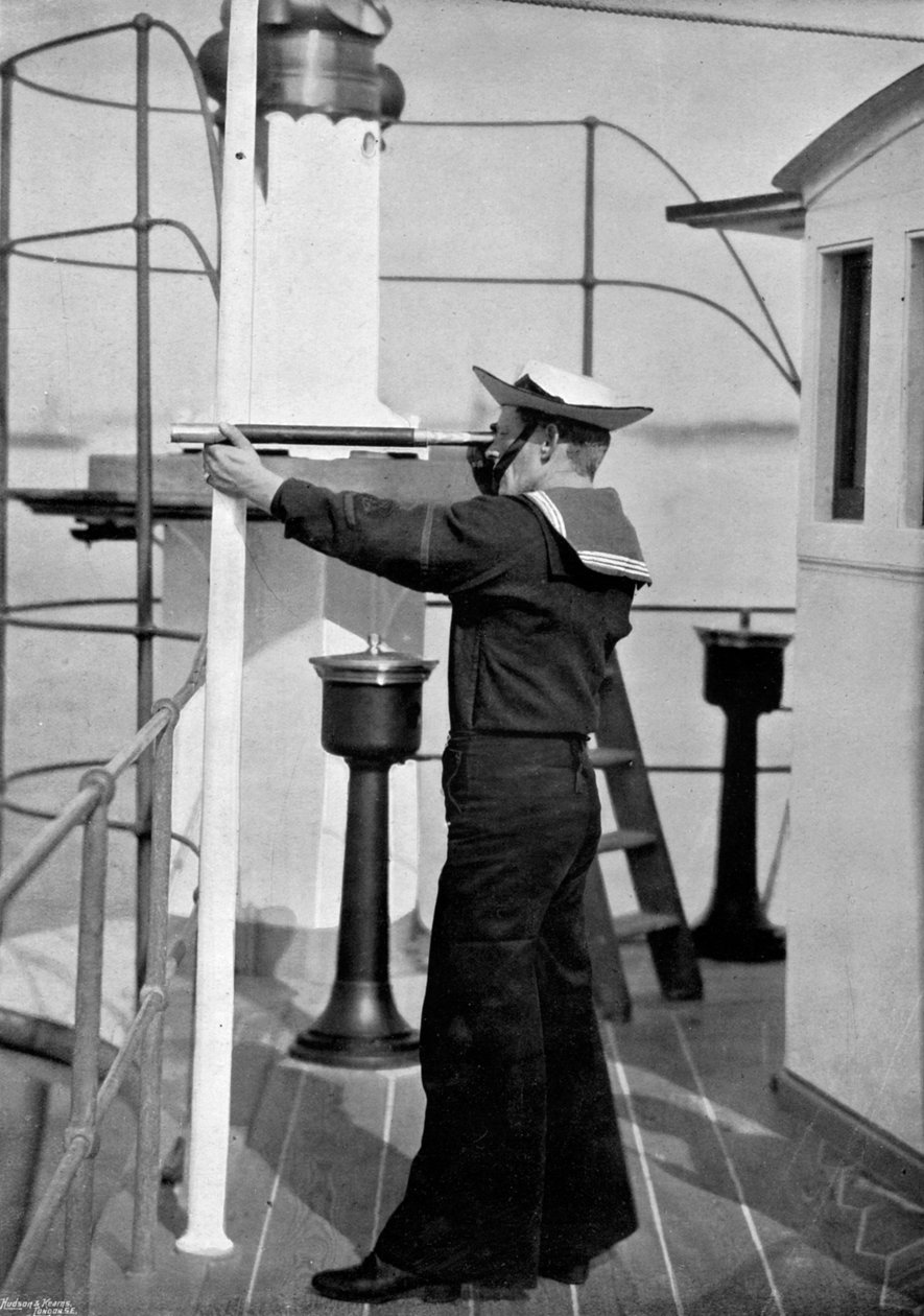 En utkik på bryggan på ett brittiskt krigsfartyg, 1896. av Gregory and Co