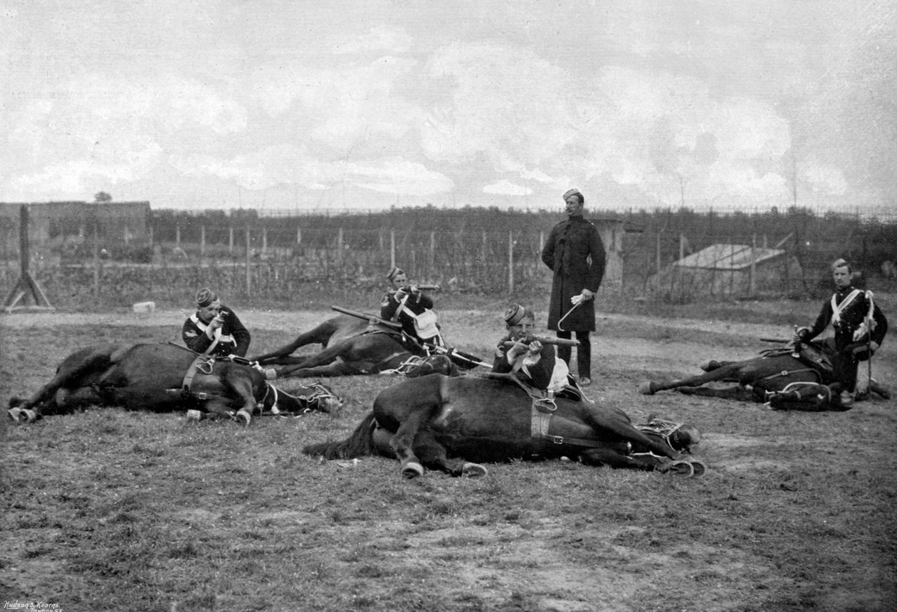 Ett sällskap av 4:e Queens Own Hussars skärmytslingar steg av, 1896. av Gregory and Co