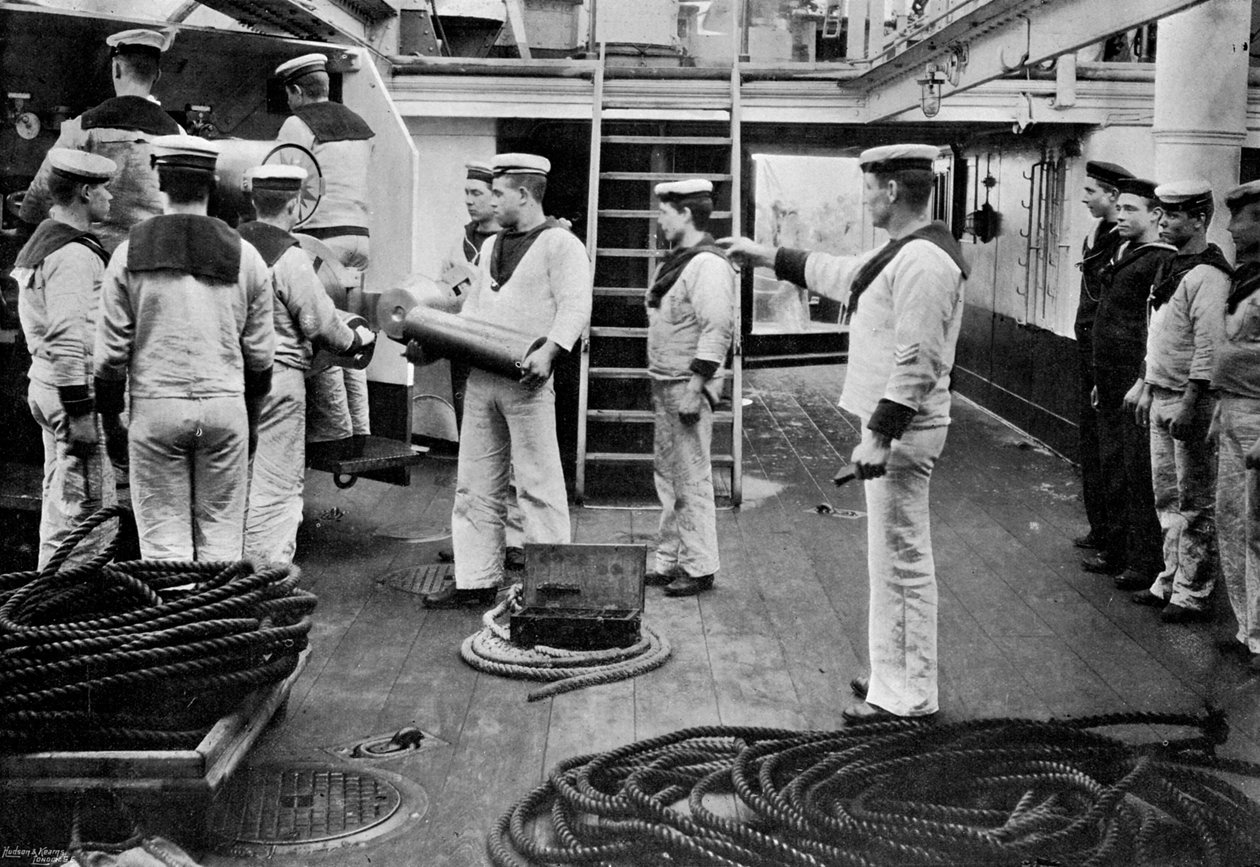 Vid övning med en 6 tums snabbskjutande pistol ombord på slagskeppet HMS Resolution, 1896. av Gregory and Co