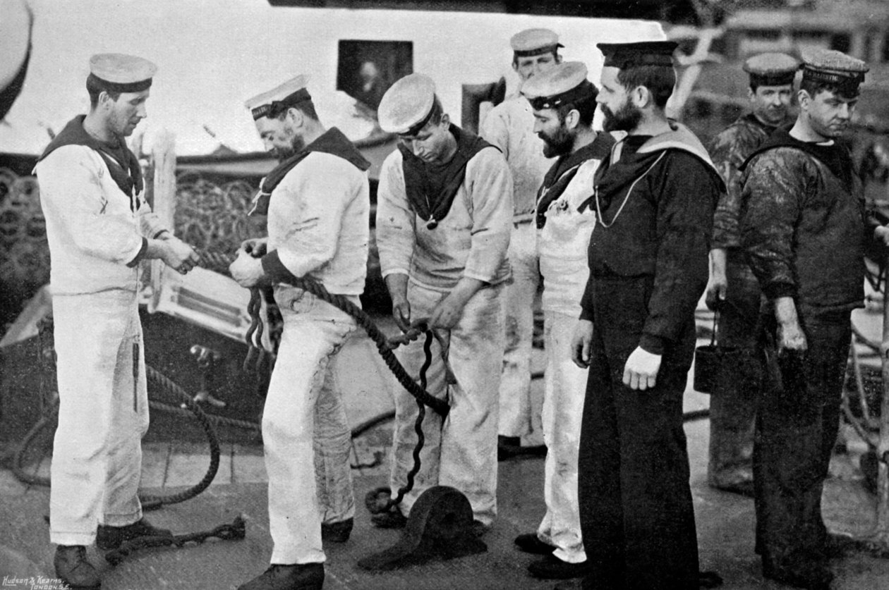 Blå jackor på jobbet som skarvar ett rep ombord på slagskeppet HMS Majestic, 1896. av Gregory and Co