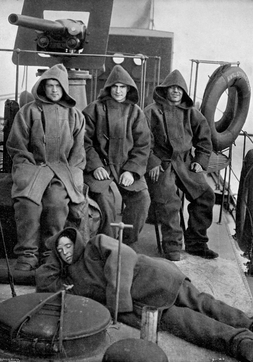 Blåjackor från torpedbåtsförstöraren HMS Sturgeon, 1896 av Gregory and Co