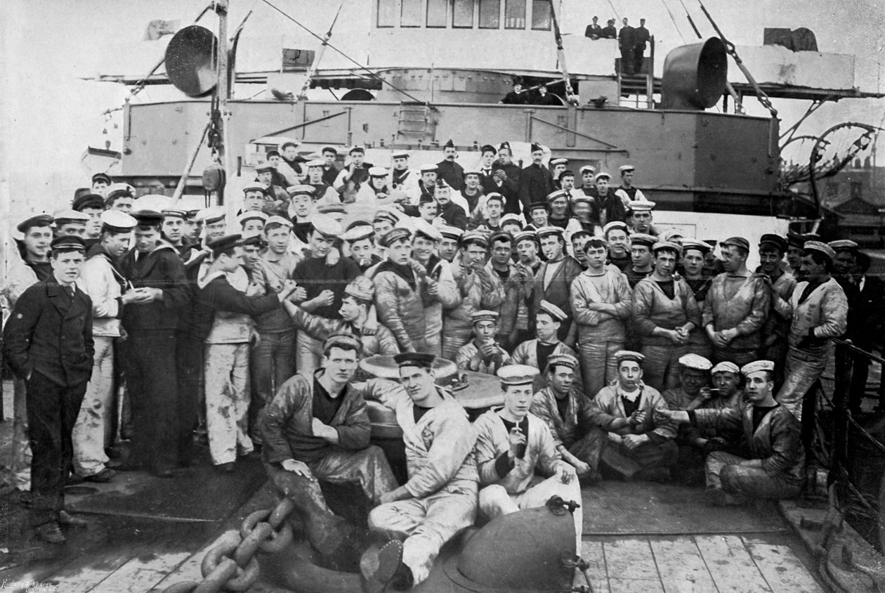 Maskinrumsbetyg ombord på HMS Majestic, 1896. av Gregory and Co