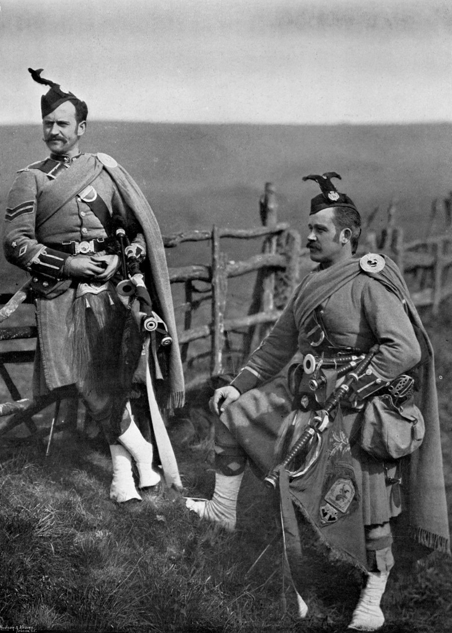 Pipe-Major Reith och Corporal-Piper Reith från London Scottish, 1896. av Gregory and Co