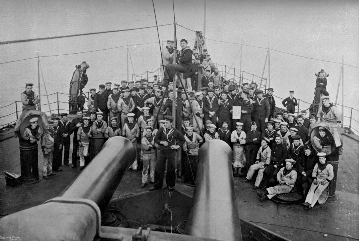 Några av sällskapet av det förstklassiga slagskeppet HMS Sans Pareil, 1896 av Gregory and Co