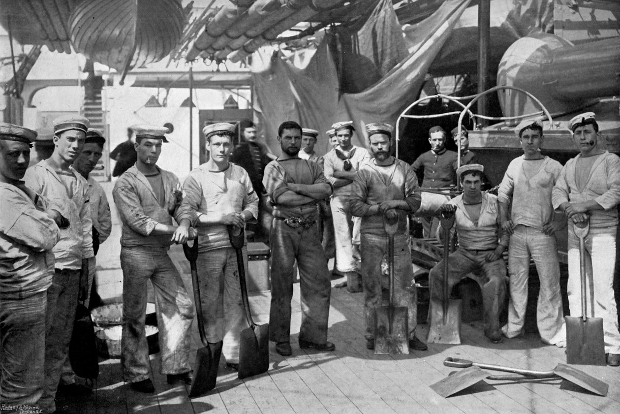 Några av stokersna från slagskeppet HMS Camperdown, 1896. av Gregory and Co