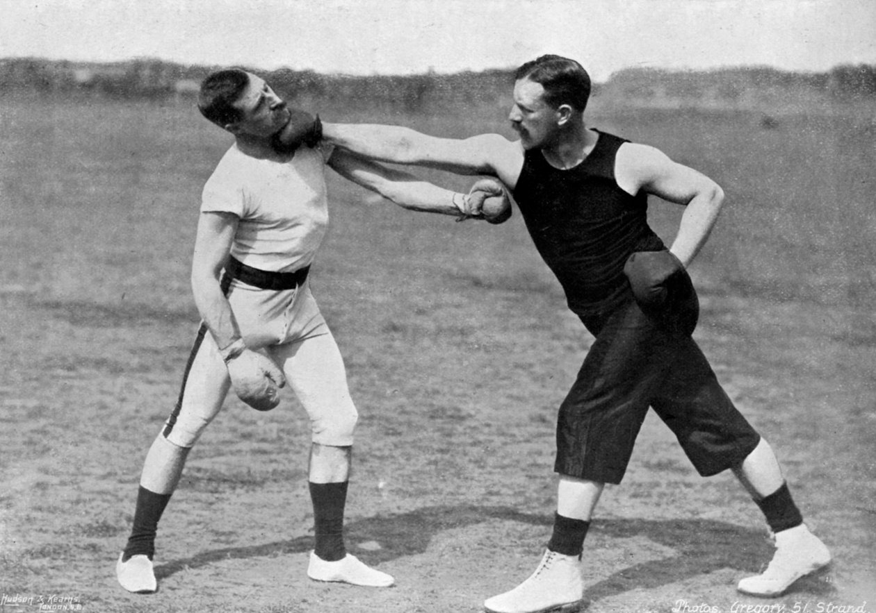 Konsten att boxas, till höger under hakan, Aldershot, Hampshire, 1896 av Gregory and Co
