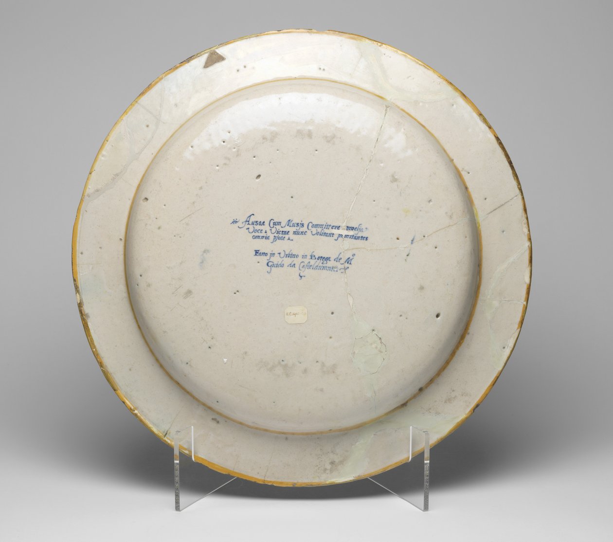 Baksidan av ett fat som föreställer tävlingen mellan muserna och piriderna, ca 1545-50 (tennglaserat lergods) av Guido Durantino