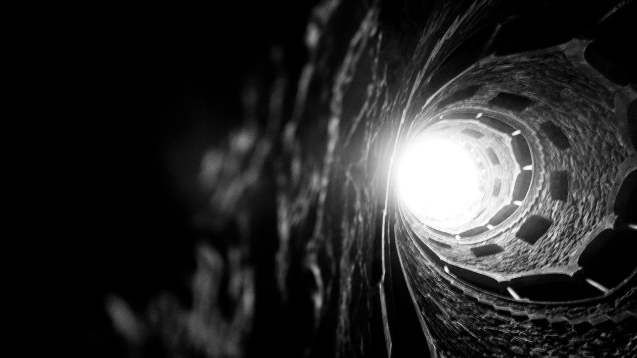 Light in the Initiatic Well, 2018 (fotografi) av Guilherme Pontes