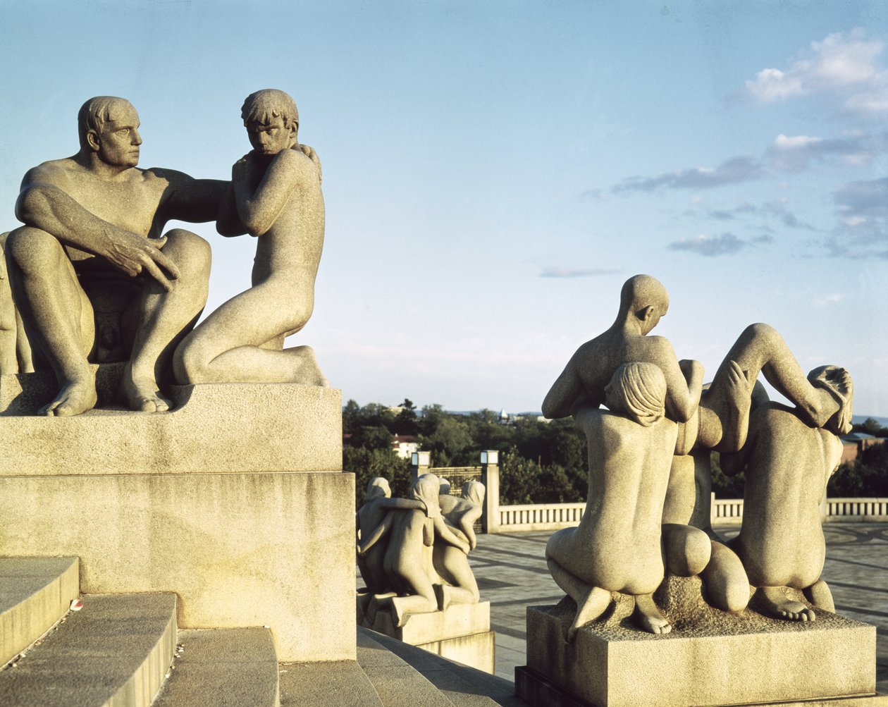 Detalj av en grupp skulpturer granit av Gustav Vigeland