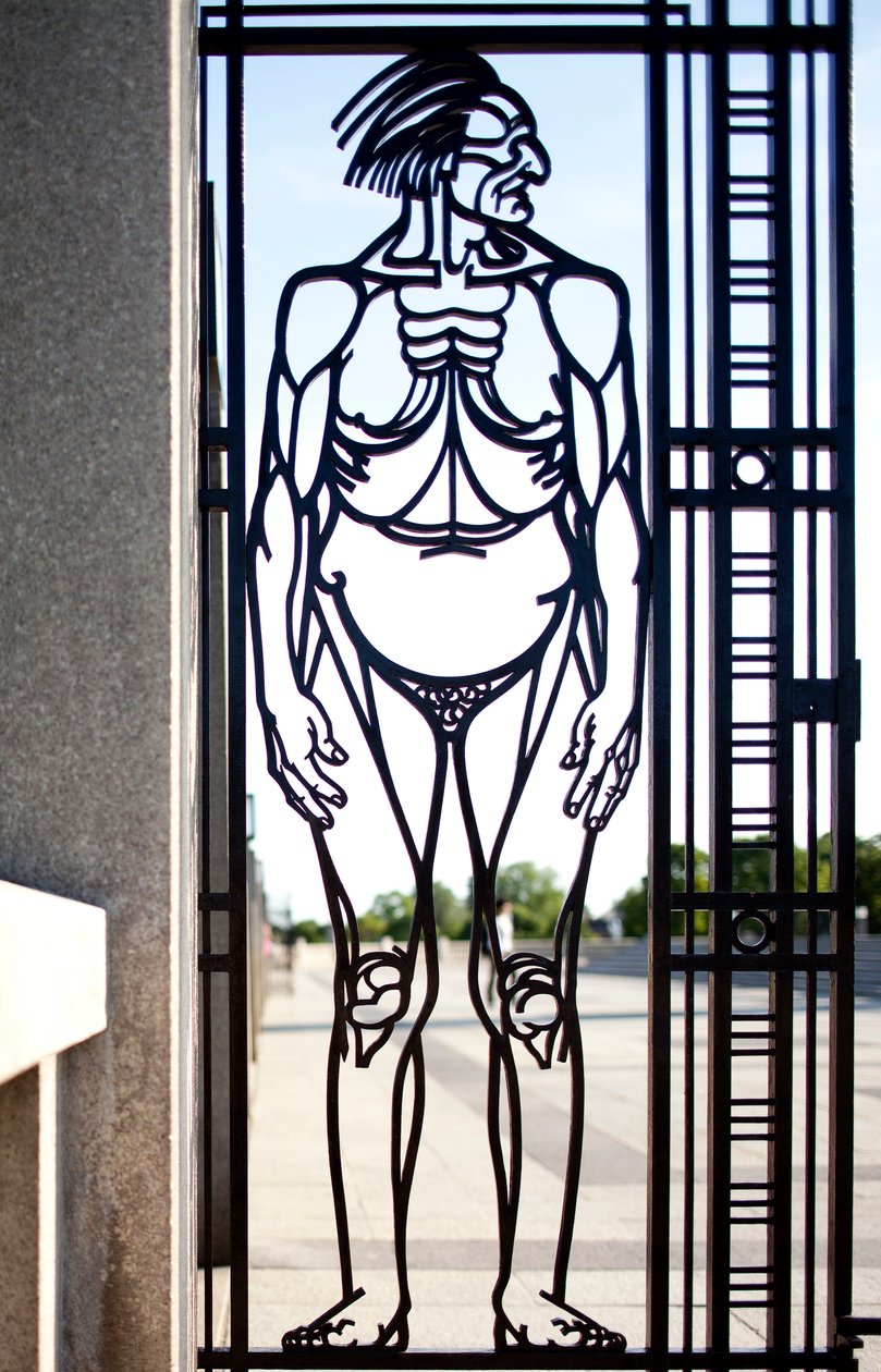 Ingångsporten till skulpturparken (järn) av Gustav Vigeland