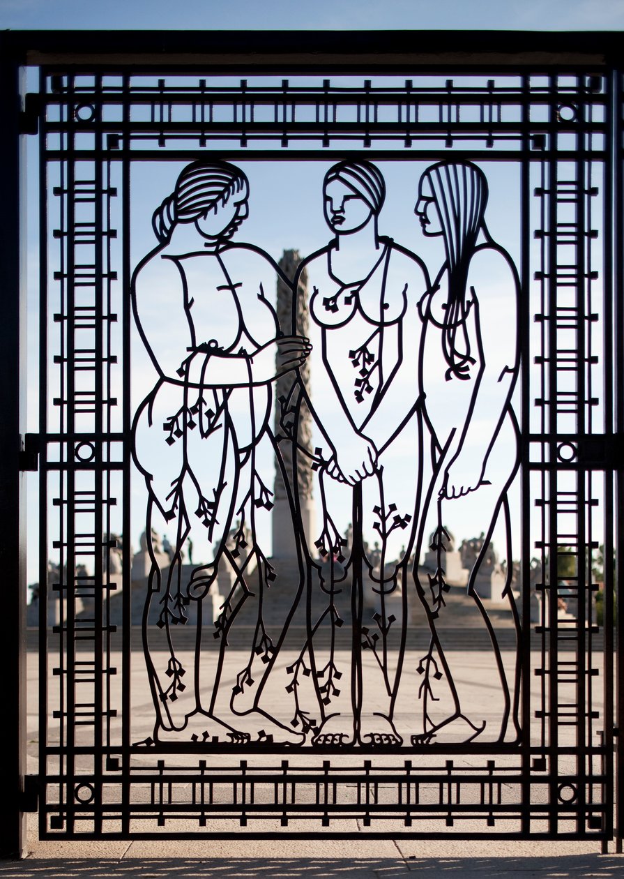 Ingångsporten till skulpturparken, tre honor (järn) (se även 346459) av Gustav Vigeland
