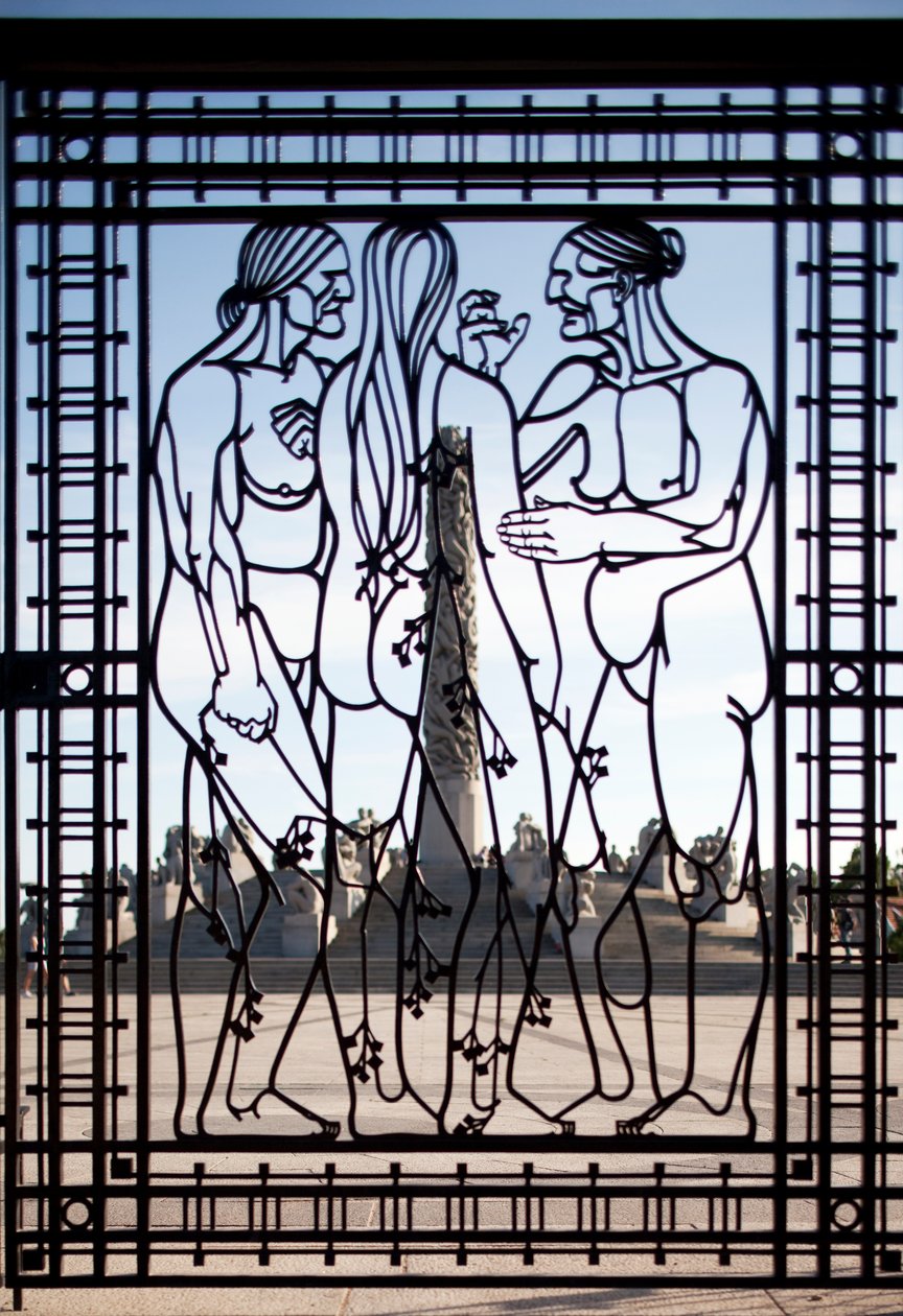 Ingångsporten till skulpturparken, tre honor (järn) av Gustav Vigeland