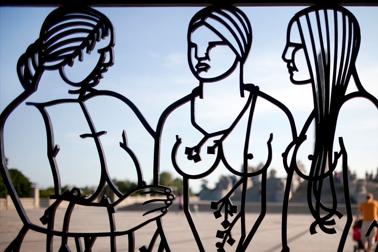 Entréporten till skulpturparken, tre kvinnliga järndetaljer av 346456 av Gustav Vigeland