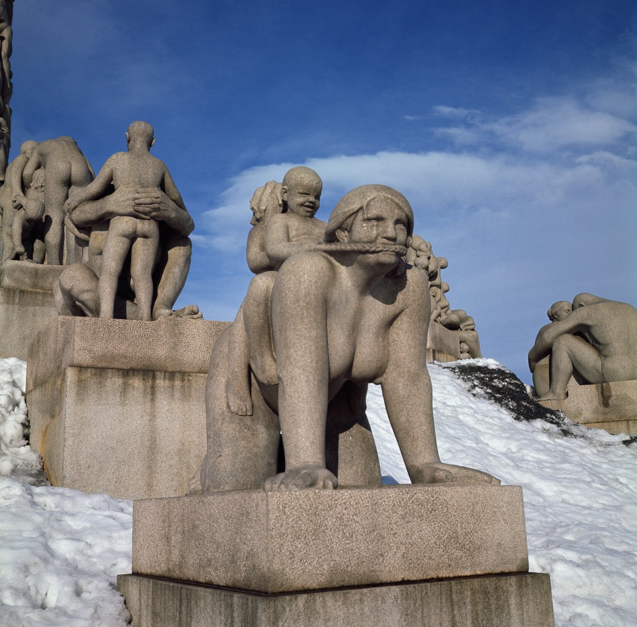 Moderskap, eller kvinna med två barn som rider på hennes rygg (granit) av Gustav Vigeland