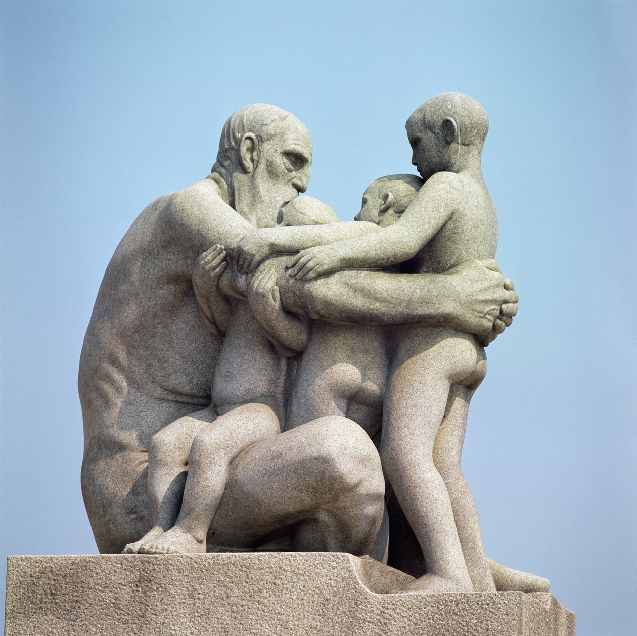 Gammal man som omfamnar fyra unga pojkar av Gustav Vigeland