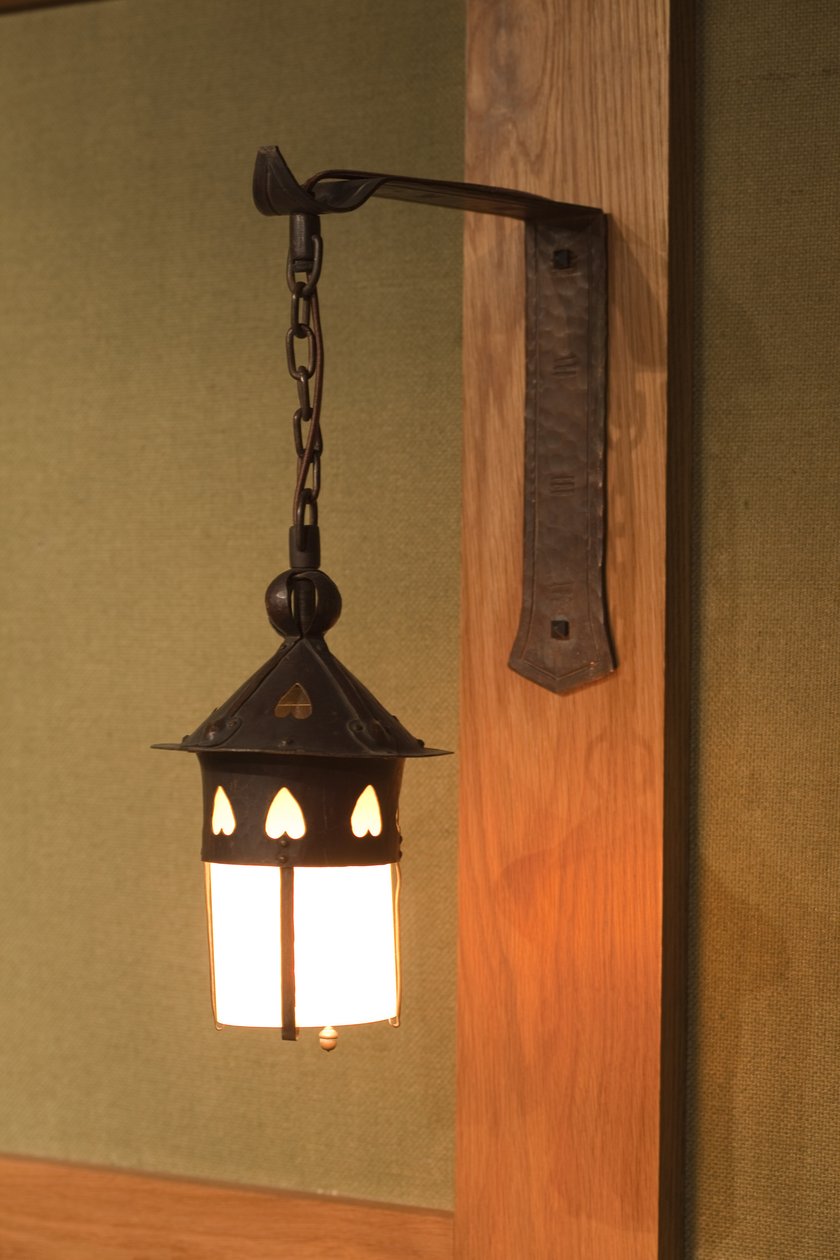 Par lampetter, ca 1904-1913 (koppar och glas) av Gustav Stickley
