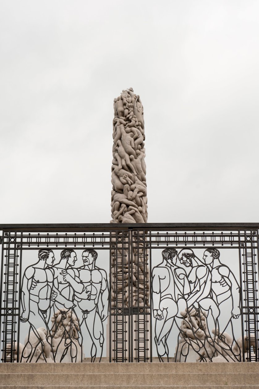 Smidesjärnsportar” Naked Men” och “People Monolith” gjorda av granit i Frogner Park, Oslo, Norge (foto) av Gustav Vigeland