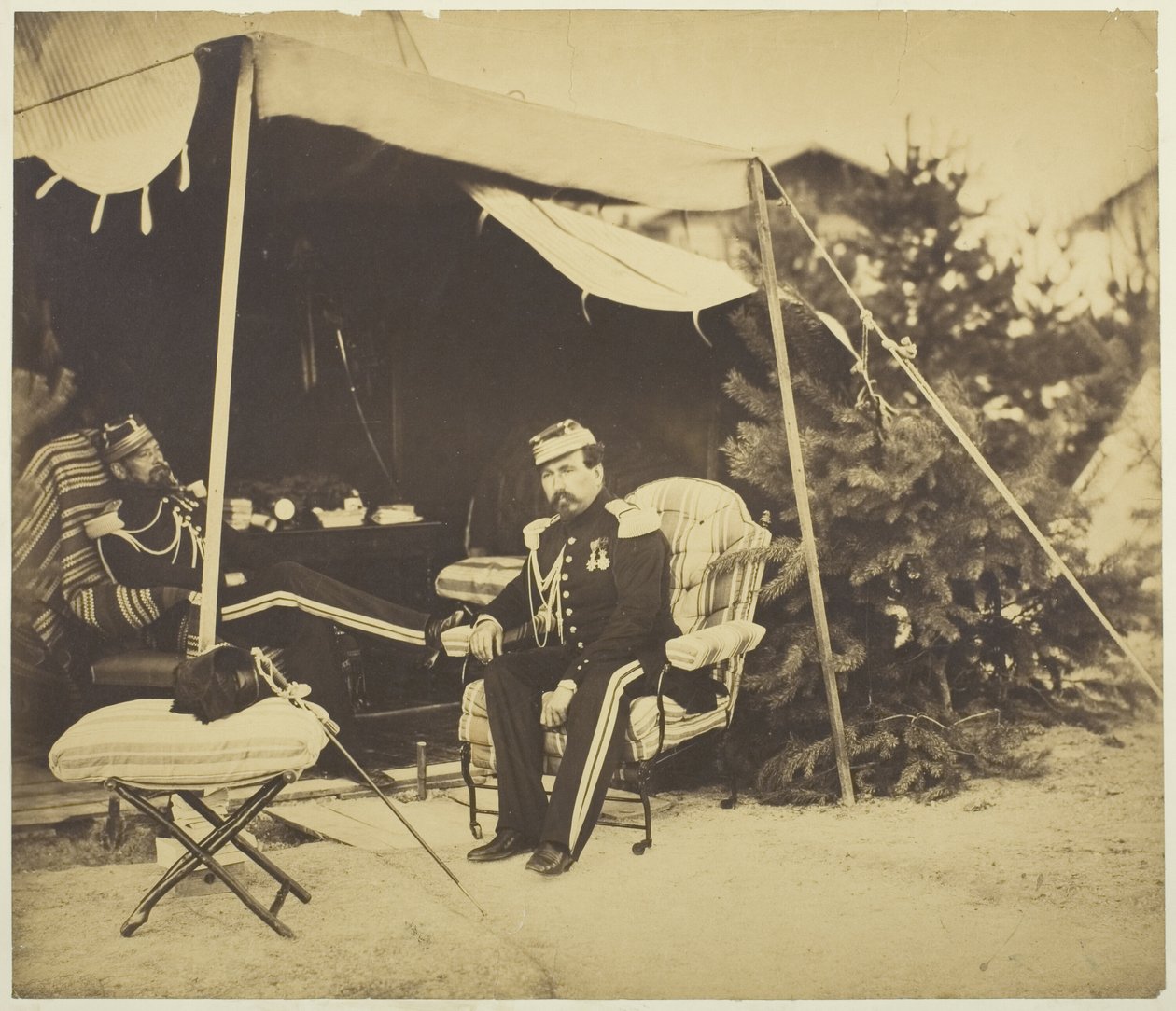 Officerare som sitter vid ett tält, Camp de Châlons av Gustave Le Gray