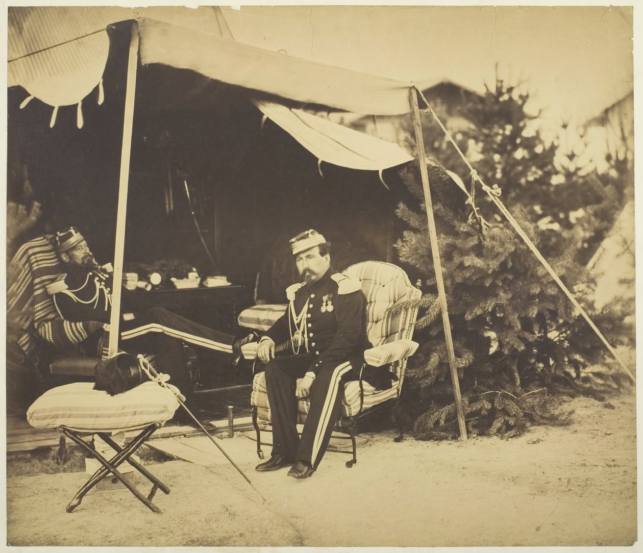 Officerare vid ett tält, Camp de Châlons, 1857. av Gustave Le Gray