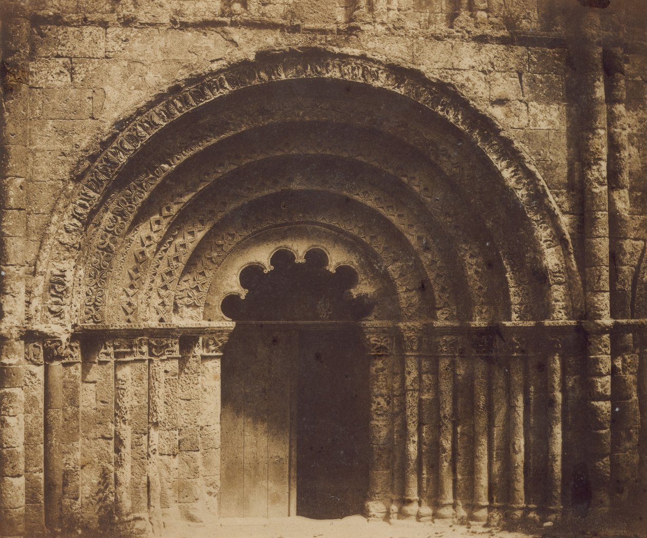 Mellersta portalen i Aubeterre, 1851. av Gustave Le Gray