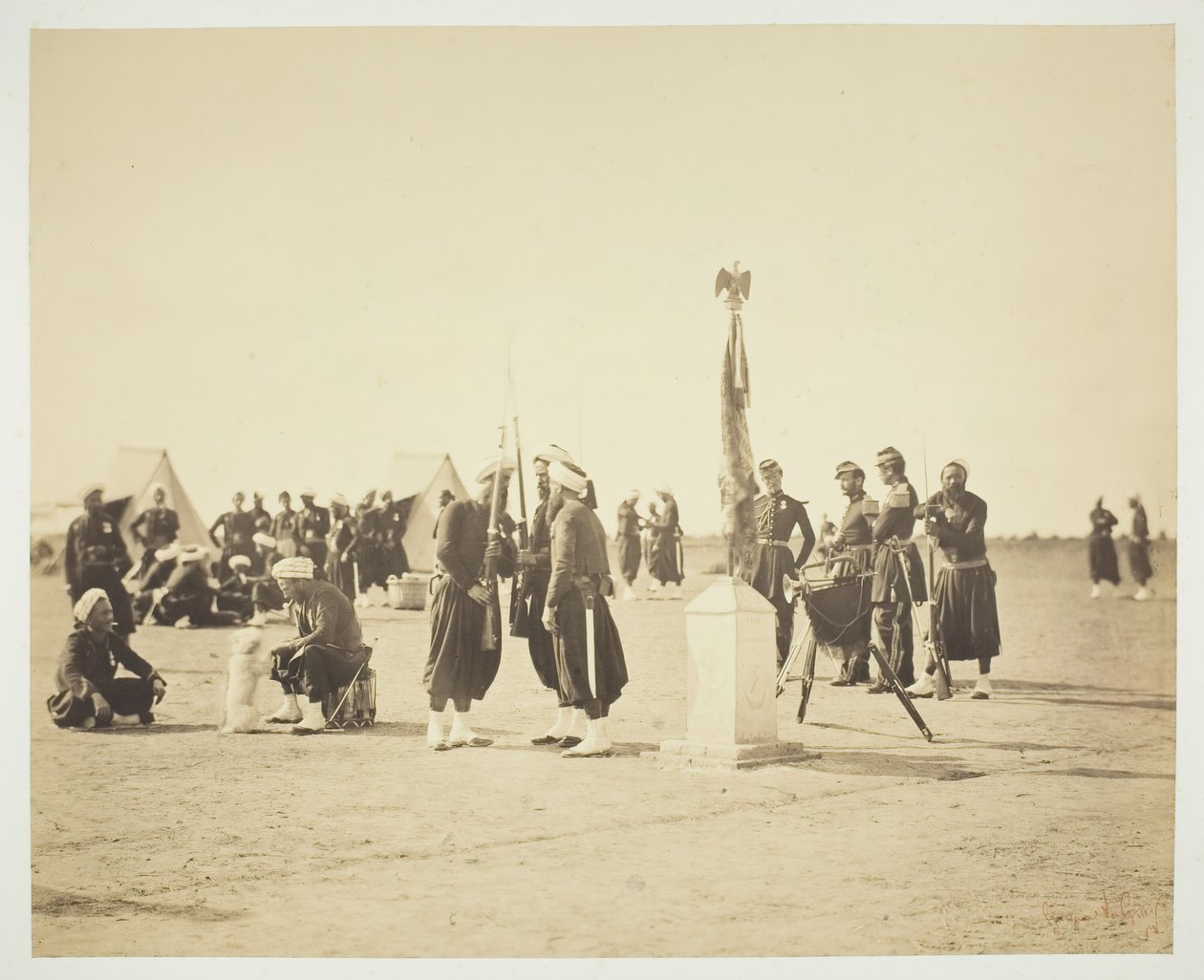 Zouaveregementets höjda flagga, Camp de Châlons, 1857. av Gustave Le Gray