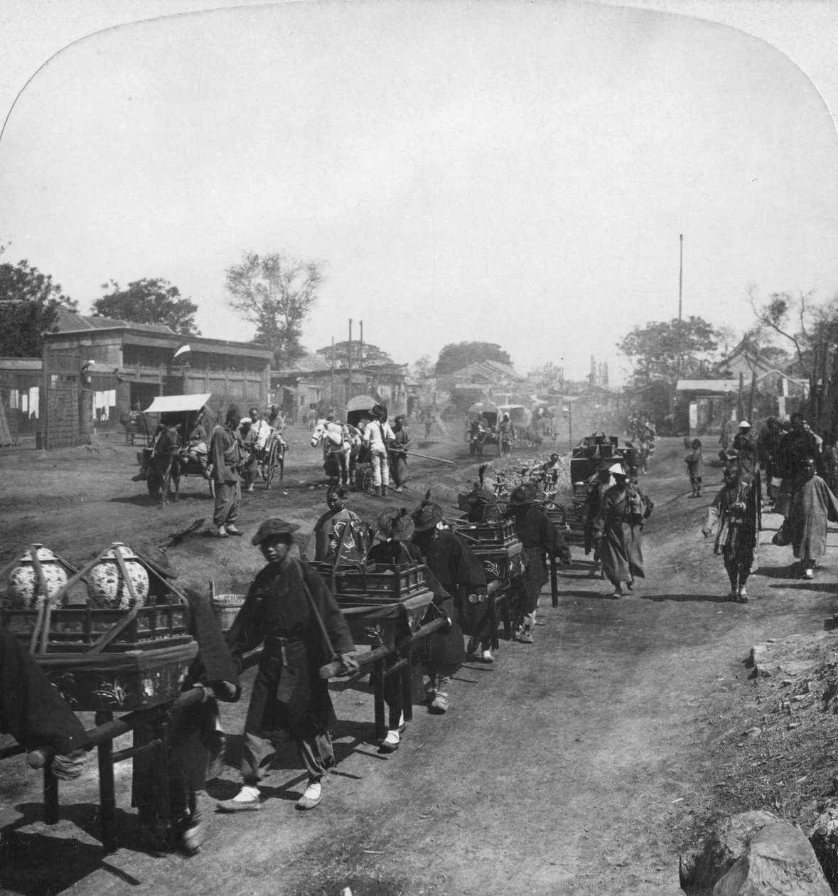 Kinesisk begravningståg, bärande mat för den avlidna anden, Peking Peking, Kina, 1901 av H. C. White