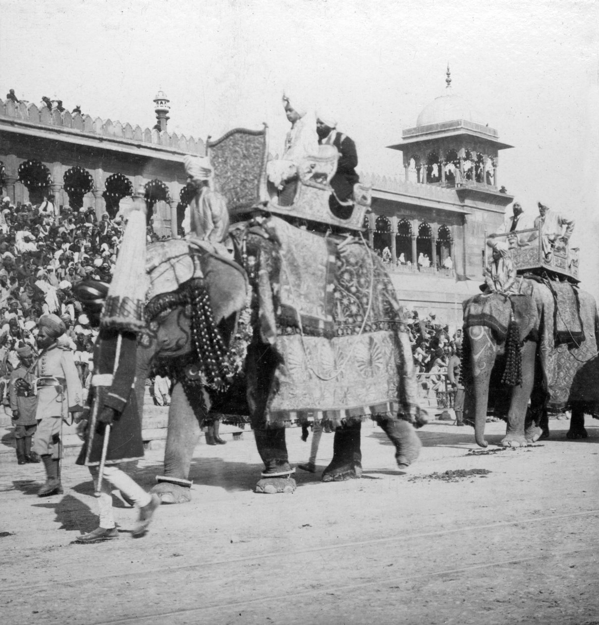 En elefantprocession som passerar Jumma Masjid, Delhi, Indien, 1900-talet. av H. Hands and Son