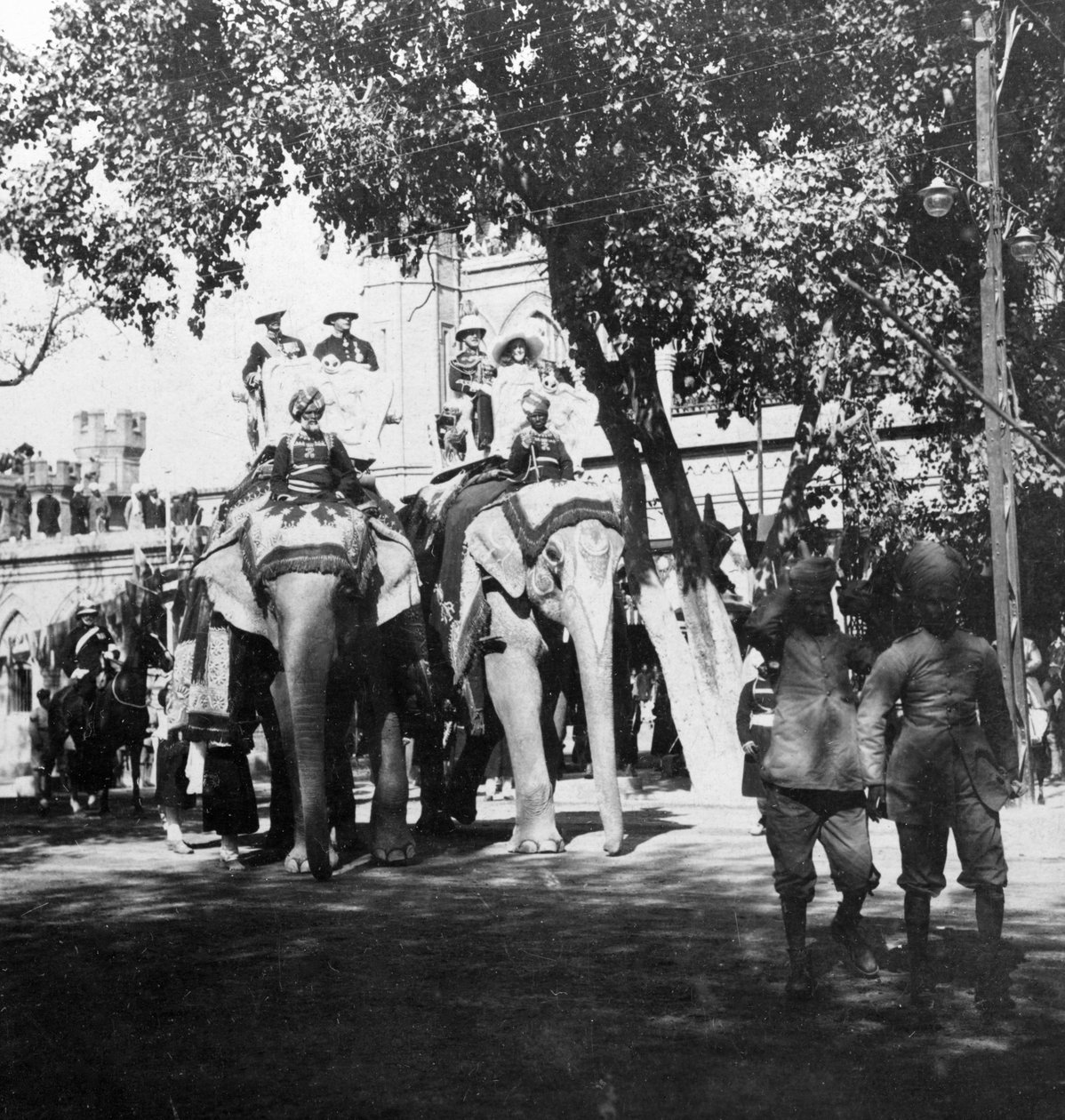 Viceregal personal och hans dotter deltar i elefantprocessionen, Delhi, Indien, 1900-talet. av H. Hands and Son